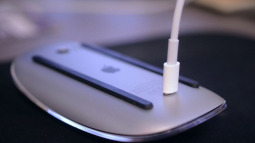 Sau hơn 5 năm, Apple vẫn không thay đổi cách sạc pin “độc đáo” của Magic Mouse