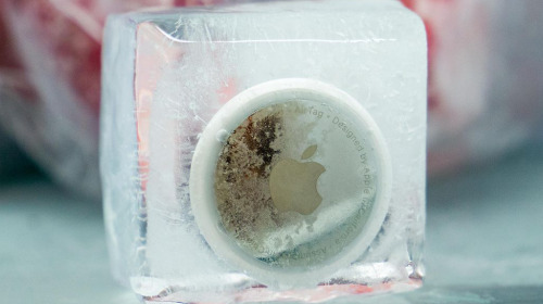 Kiểm tra độ bền Apple AirTag bằng cách đánh rơi, cho vào máy giặt và đông đá
