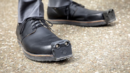 Đôi giày điều khiển bằng AI này sẽ giúp người khiếm thị tránh được chướng ngại vật dễ dàng