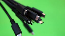 Cáp USB-C sẽ được nâng cấp từ 100W lên 240W, đủ công suất để sạc cho laptop cấu hình cao