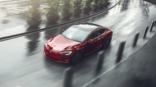 Chuyện về chiếc Tesla tự động mở cửa sổ giữa trời mưa gây xôn xao cộng đồng mạng Trung Quốc