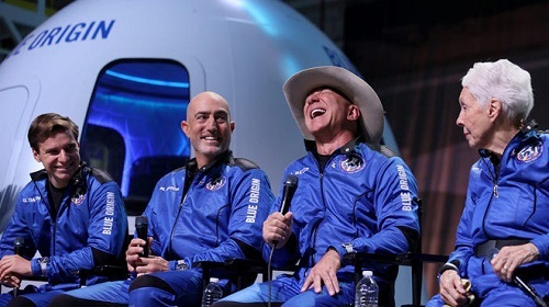 Jeff Bezos cảm ơn công nhân của Amazon vì 'đã trả tiền' cho chuyến bay vào vũ trụ của mình