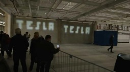 Tesla hé lộ công nghệ đèn pha mới, độ phân giải của ma trận LED cao như 'máy chiếu'
