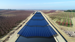 Một công đôi việc: California bao phủ kênh nước bằng tấm pin mặt trời, vừa tạo ra điện, vừa tiết kiệm nước