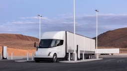 Tài xế kỳ cựu phàn nàn về Tesla Semi: Buồng lái phù hợp với siêu xe hơn là xe tải