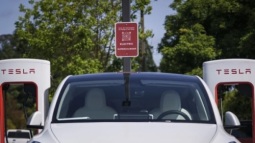 Các hãng ô tô truyền thống nguy thật rồi – Xe điện Tesla giờ đây đã rẻ hơn cả xe xăng