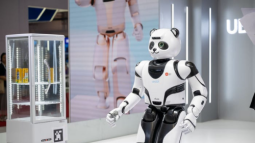 Trung Quốc triển khai robot hình người cao 1m7, tích hợp AI để lắp ráp xe điện cạnh tranh với Tesla